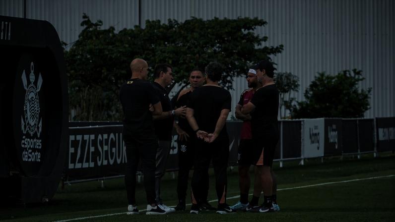 Marcelo Paz conversa com Fernando Diniz e Memphis Depay em treino do Corinthians no CT Joaquim Grava — Foto: Vitor Chicarolli