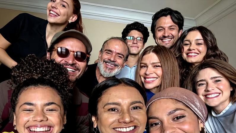 Dira Paes compartilha clique ao lado do elenco de 'Três Graças' — Foto: Reprodução/Instagram