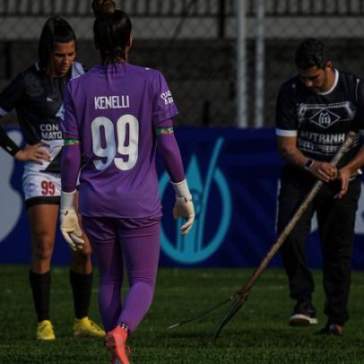 Bolha no gramado atrapalha jogo feminino entre Mixto e Fluminense; veja vídeo