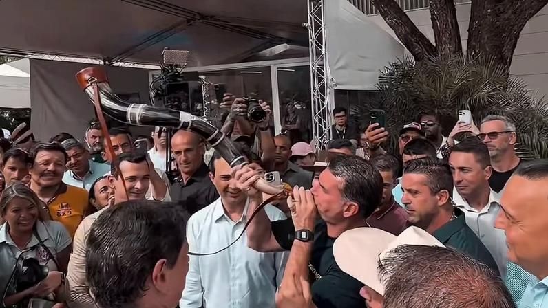 Flávio Bolsonaro acompanha Tarcísio de Freitas na Agrishow — Foto: Reprodução/Instagram