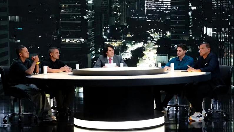 Diego Fernandes (centro) acompanhado dos ex-jogadores Souza, Josué, Edmilson e Müller — Foto: Divulgação/SPDay