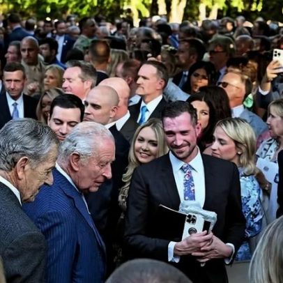 Rei Charles e Camilla em recepção no jardim durante abertura da visita aos EUA