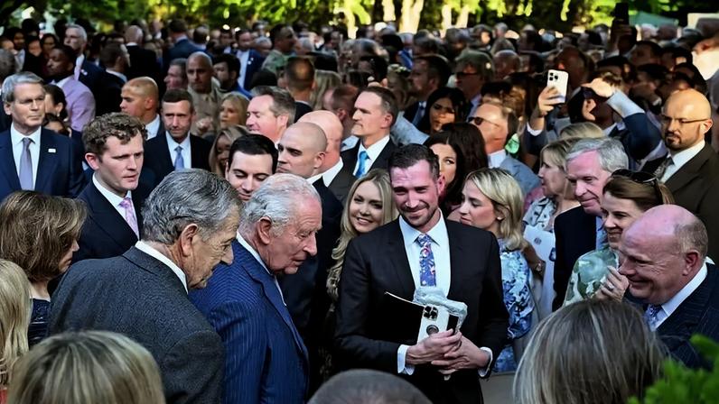 O Rei Charles participa de uma festa no jardim da embaixada britânica — Foto: GettyImages