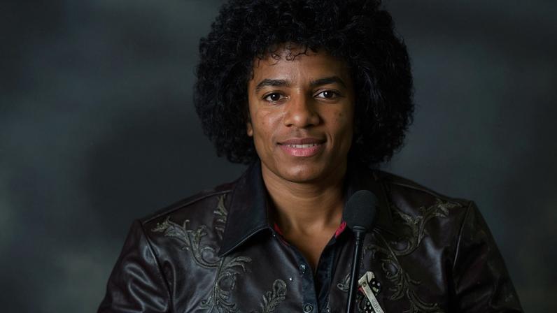 Michael Jackson em 1978; Michael Jackson recebe o Prêmio Humanitário no Radio Music Awards de 2003 — Foto: Arquivos Michael Ochs/Getty; M. Caulfield/WireImage