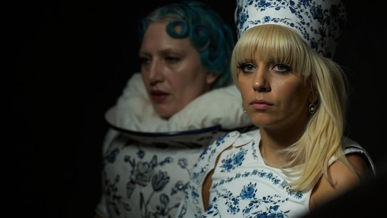 Lady Gaga no videoclipe de 'Runway'; Lady Gaga no Brit Awards de 2009