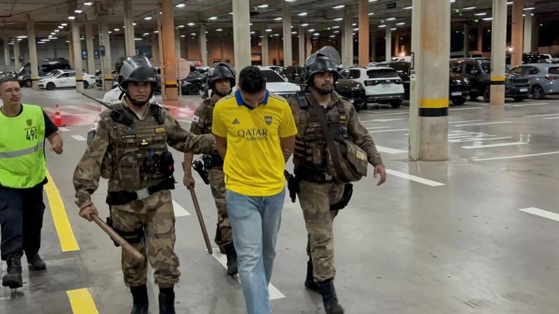 Torcedor do Boca Juniors é detido suspeito de racismo no Mineirão — Foto: Guilherme Macedo