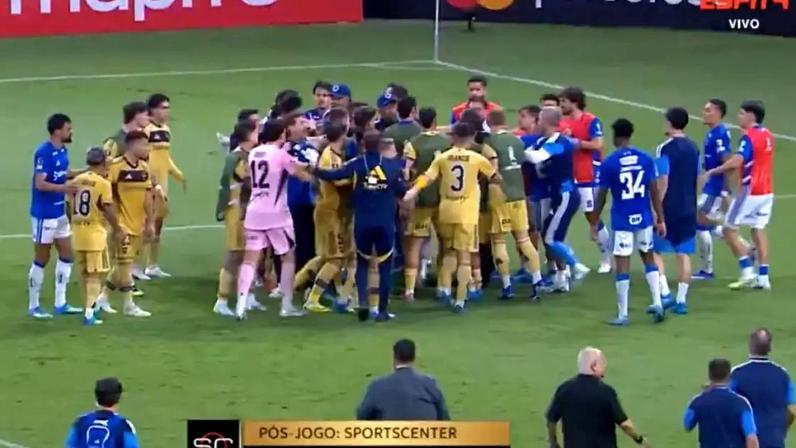 Jogadores de Cruzeiro e Boca em confusão