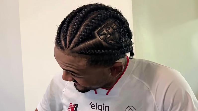 Sabino personalizou o cabelo com um escudo do São Paulo — Foto: Reprodução/SPFC