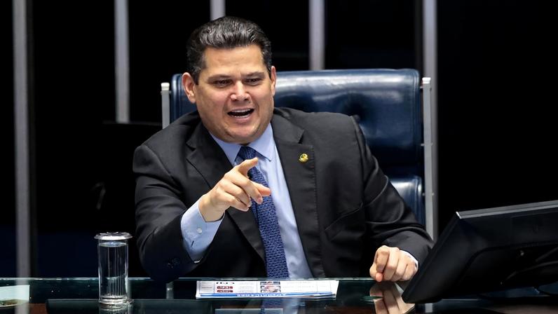 imagem colorida do Senador Davi Alcolumbre (União-AP), durante votação da indicação de Jorge Messias ao STF