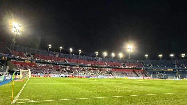 Gramado do Nueva Olla, do Cerro Porteño, tem diferença no desenho da lateral do campo — Foto: Thiago Ferri