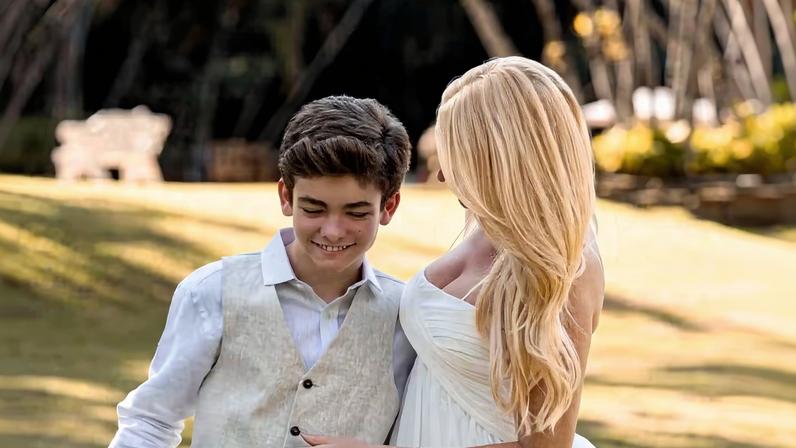 Ana Hickmann surge ao lado do filho, Alezinho — Foto: Nilson Versatti