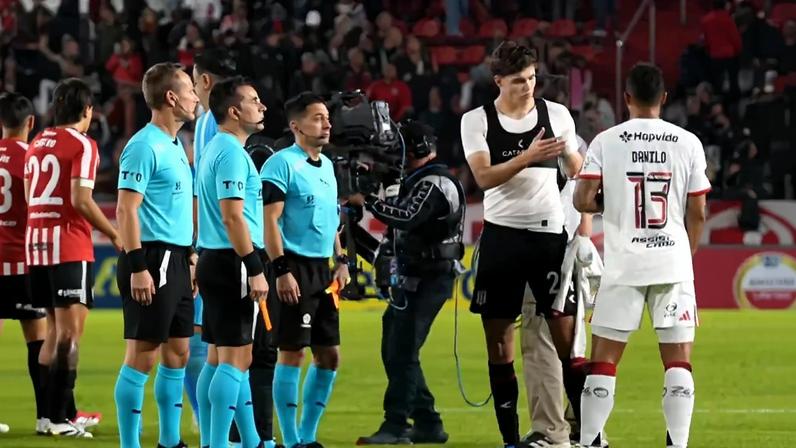 Danilo deixa Palacios no vácuo após Estudiantes x Flamengo — Foto: Reprodução / TV Globo