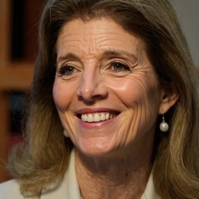 Caroline Kennedy aparece discreta ao lado da realeza após tragédia familiar