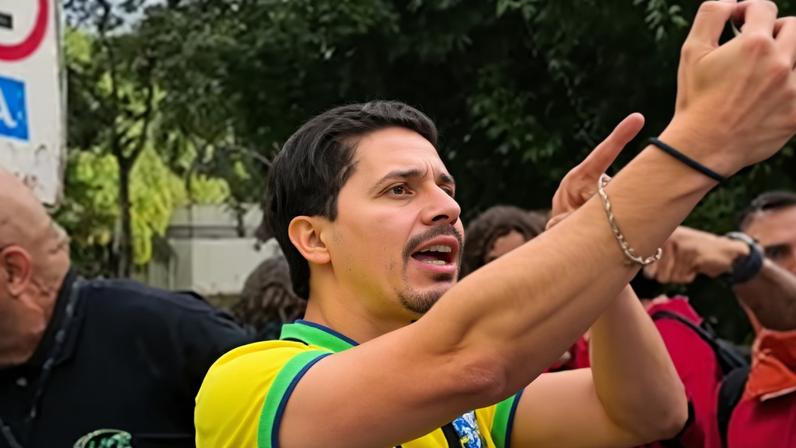 Estudantes Foto colorida de homem com roupa do Brasil
