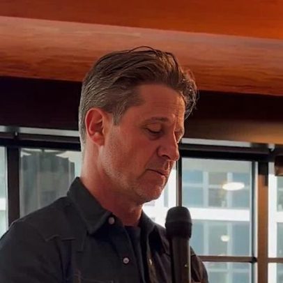 Ben McKenzie, cético de criptomoedas, lê tweets negativos no WIRED@Night