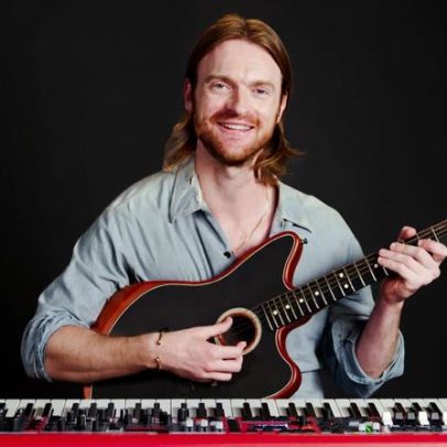 Finneas responde às melhores perguntas da Internet