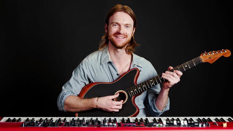 Finneas responde às melhores perguntas da Internet - Portal Tela