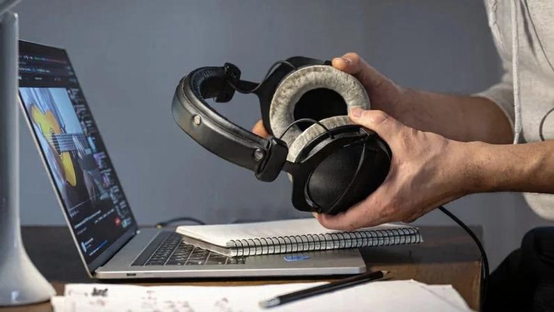 Criação de música: uso de inteligência artificial para copiar faixas pode configurar crime (Freepik)