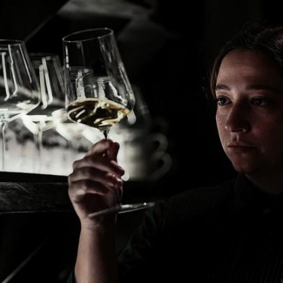 Segredos do sommelier: a arte invisível do serviço de vinhos