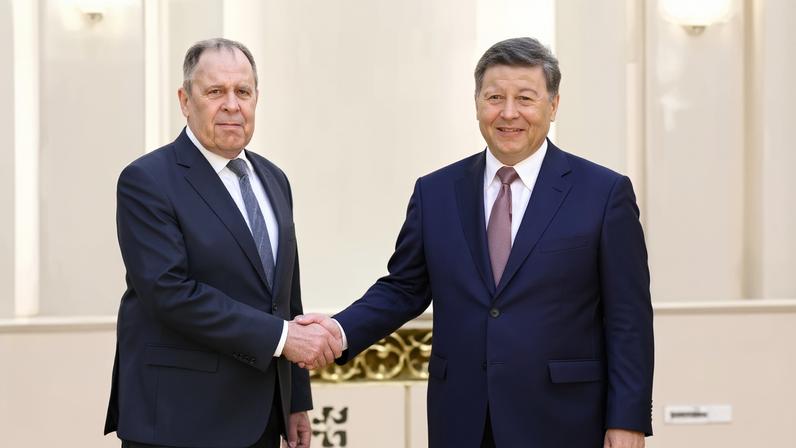 O presidente chinês, Xi Jinping (direita), se encontrou o Ministro das Relações Exteriores da Rússia, Sergey Lavrov (esquerda), nesta 4ª feira (15.abr)