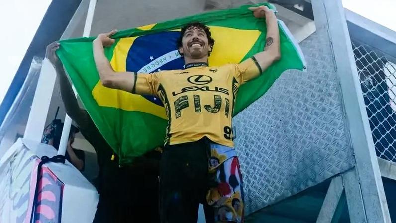 Campeão Mundial da WSL 2025, Yago Dora com bandeira do Brasil (Foto: Cait Miers/WSL)