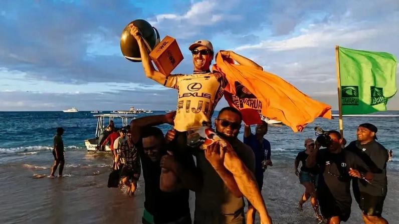 Yago Dora comemorando seu título de campeão mundial da WSL (Foto: Ed Sloane/WSL)