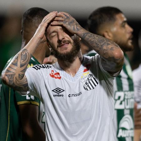 Zé Rafael se lamenta durante Chapecoense x Santos, pelo Campeonato Brasileiro