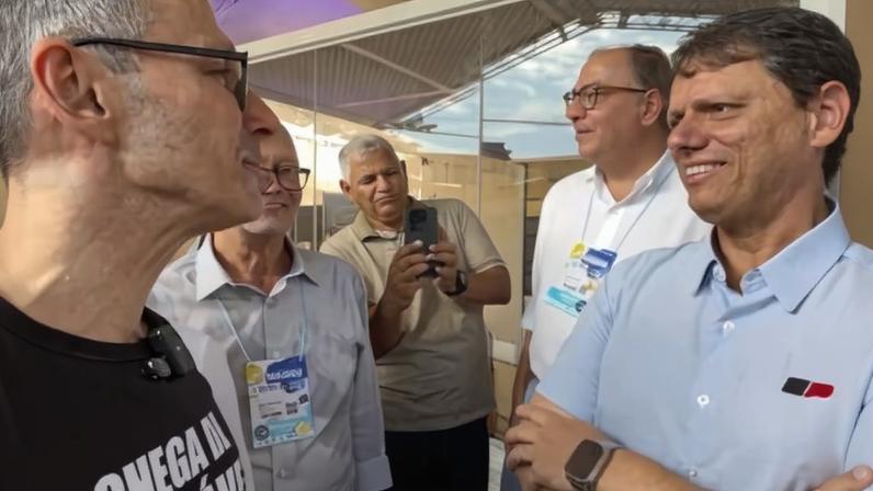 Romeu Zema (esq.) vestiu camisa com a frase “chega de intocáveis” durante a Agrishow, em Ribeirão Preto (SP), onde se encontrou com o governador de São Paulo, Tarcísio de Freitas (dir.)
