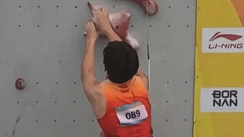Atleta chinês Zhao Yicheng, de 16 anos, bateu o recorde mundial de escalada