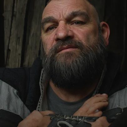 Alexander Morton, voz de Zoltan em The Witcher 2 e 3, morre aos 81
