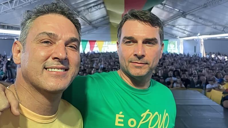 O deputado federal Luciano Zucco (PL) e o senador Flávio Bolsonaro (PL)