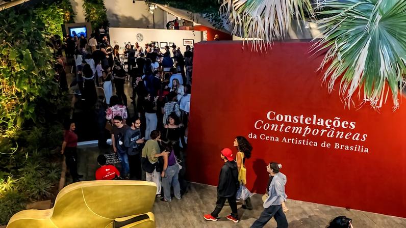 Foto colorida da abertura da exposição Constelações Contemporâneas da Cena Artística de Brasília - Metrópoles