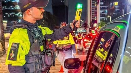 Durante a ação, um veículo com queixa de roubo foi recuperado e 56 caixas de remédios para emagrecer sem nota fiscal foram apreendidas