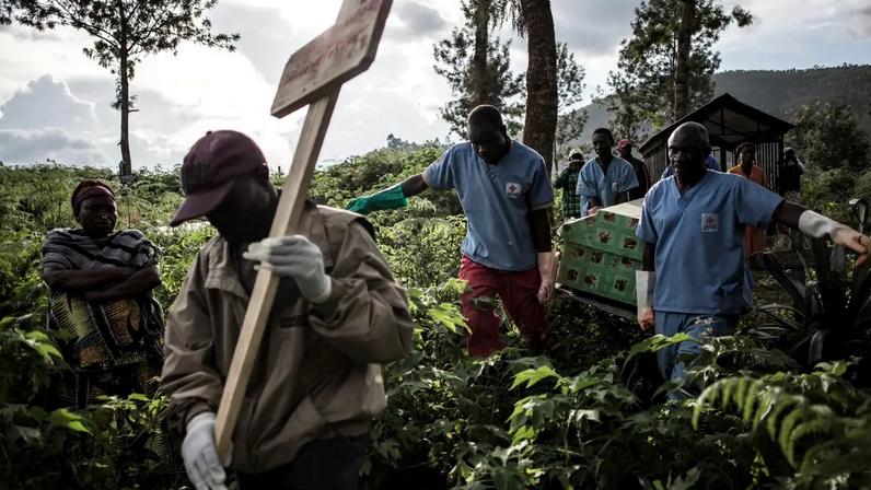 Agentes de saúde carregam um caixão com uma vítima de ebola em 16 de maio de 2019, na cidade de Butembo, na República Democrática do Congo