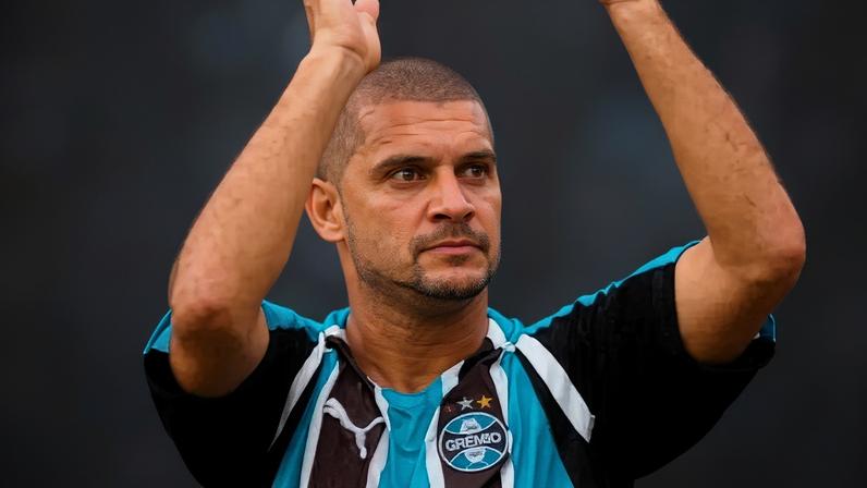 Sandro Goiano marcou época pela raça e liderança, sendo protagonista de um dos momentos mais épicos da história do Grêmio: a Batalha dos Aflitos em 2005. (Divulgação)