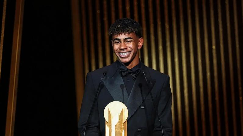 Lamine Yamal, do Barcelona, vencedor do premio Kopa - (Franck Fife/AFP)