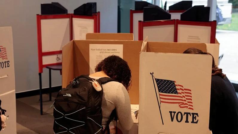 As pessoas votaram durante a votação antecipada para a eleição geral dos EUA na Galeria de Arte do Museu da Universidade de Michigan em Ann Arbor, Michigan, em 31 de outubro de 2024.