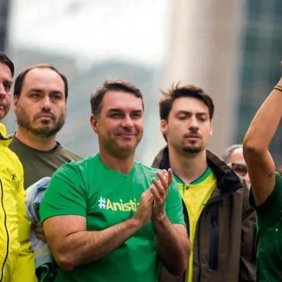 Flávio Bolsonaro afirma que não vai puxar a orelha de ninguém