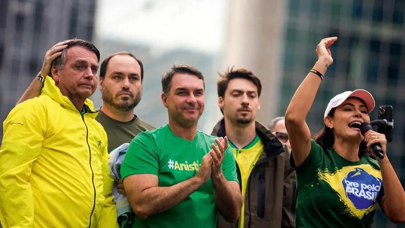 Sem a presença do capitão Jair Bolsonaro, a campanha tem intrigas entre familiares e aliados - (Miguel Schincariol/AFP)