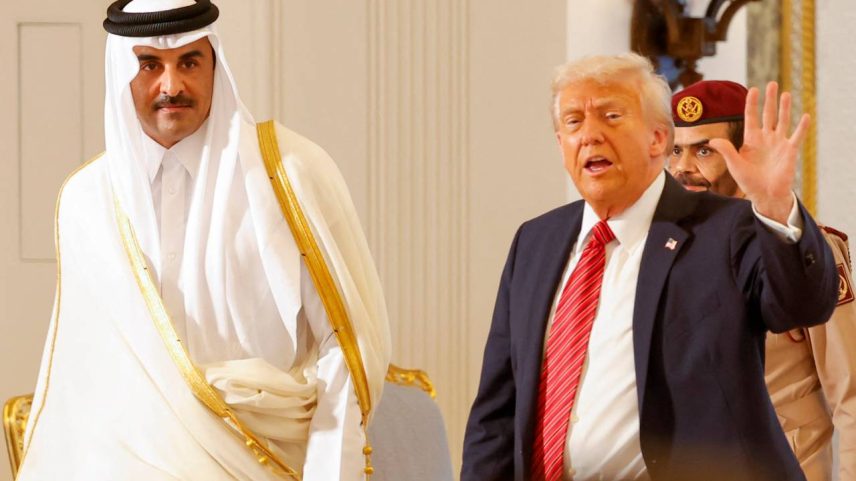 O emir do Catar, o xeque Tamim bin Hamad al-Thani (esq.), e o presidente dos EUA, Donald Trump, após uma cerimônia de assinatura no Palácio Real em Doha. 14/05/2025 - (Karim Jaafar/AFP)