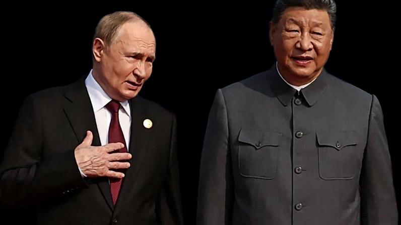 O presidente da Rússia, Vladimir Putin (à esquerda), caminha com o presidente da China, Xi Jinping, antes de um desfile militar que marca o 80º aniversário da vitória sobre o Japão e o fim da Segunda Guerra Mundial. 03/09/2025