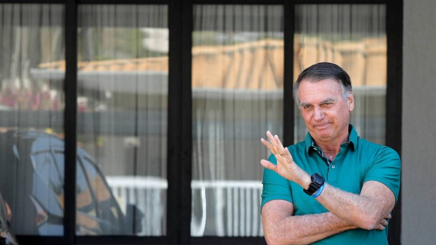 Jair Bolsonaro na garagem de sua residência em Brasília, onde cumpre prisão domiciliar - 11/09/2025
