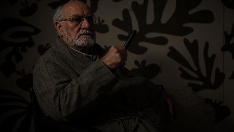 NADA DE PARAR - O mestre em 1952, aos 82 anos: em cadeira de rodas e sem poder ficar tantas horas de pé, ele passou a criar lindos guaches, que recortava, como Ícaro (à dir.), da série Jazz