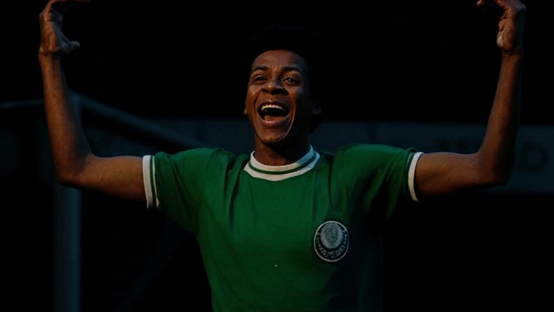 O meia Jorge Mendonça comemora um dos gols na histórica vitória do Palmeiras por 4 a 1 sobre o Flamengo de Zico, em uma exibição tática irretocável da equipe paulista em pleno Maracanã.