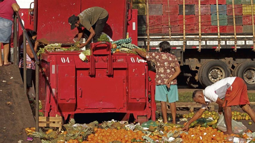 Pessoas buscam comida em Belém: mais de 30 milhões de brasileiros são assolados pela fome.