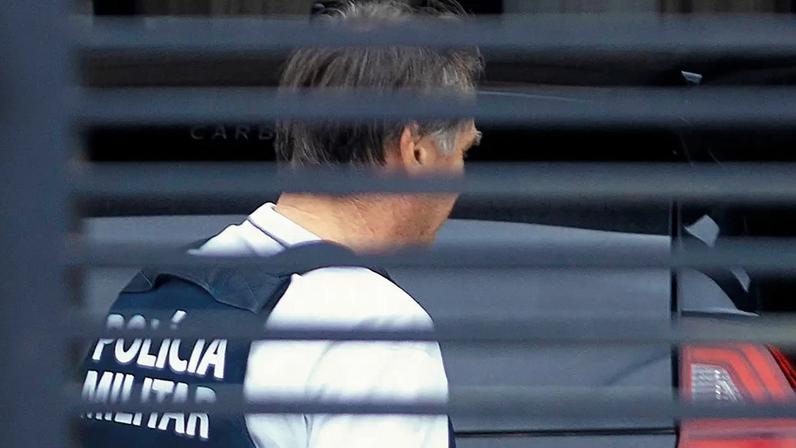 ENCLAUSURADO - Bolsonaro em casa, isolado: proibição de acesso à internet e poucas visitas (Vinicius Schmidt/Metropoles/AFP)