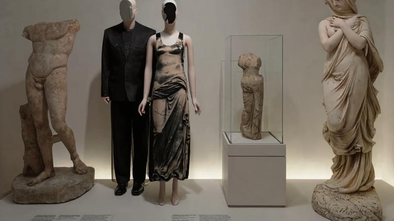 Obras de Glenn Martens para Y/Project e Jean Paul Gaultier entre esculturas clássicas na exposição Corpo Nu e Despido, da exposição "Costume Art"