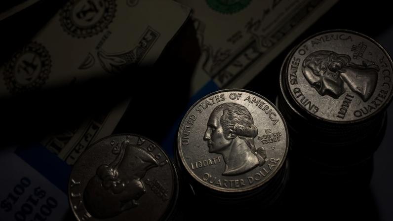Economia Finanças Dólar Dollar Americano Cédulas Moeda Notas Dinheiro Cotação Bolsas Crise Poupança Stacks of U.S. one-dollar bills are arranged for a photograph in New York, U.S., on Monday, Feb. 4, 2013. Stocks tumbled the most this year and the euro sl