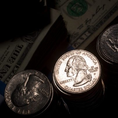 Dólar encerra próximo da estabilidade ante incertezas sobre guerra EUA-Irã