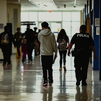 Polícia escolar do Texas usou gás, golpes e choques em vários alunos